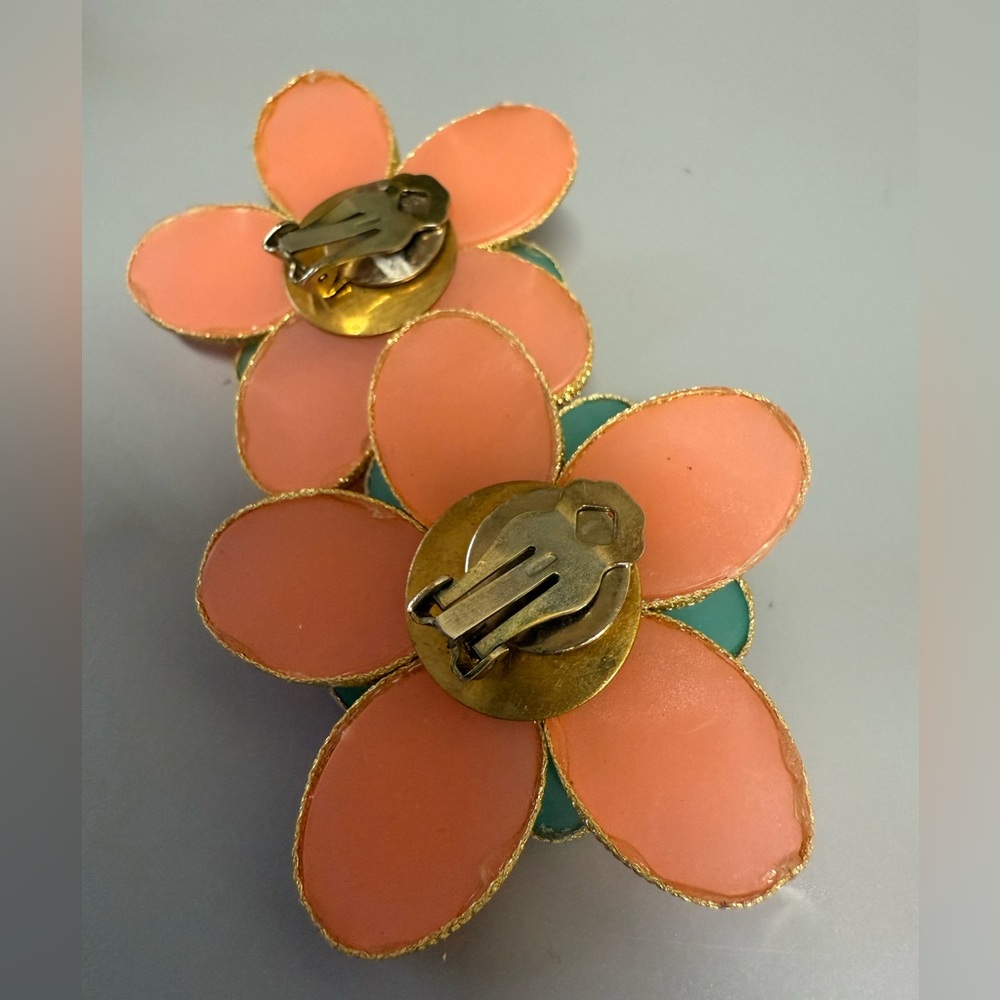 Vintage Elegant Floral clip on Earrings in Teal and Coral - Picture 8 of 9